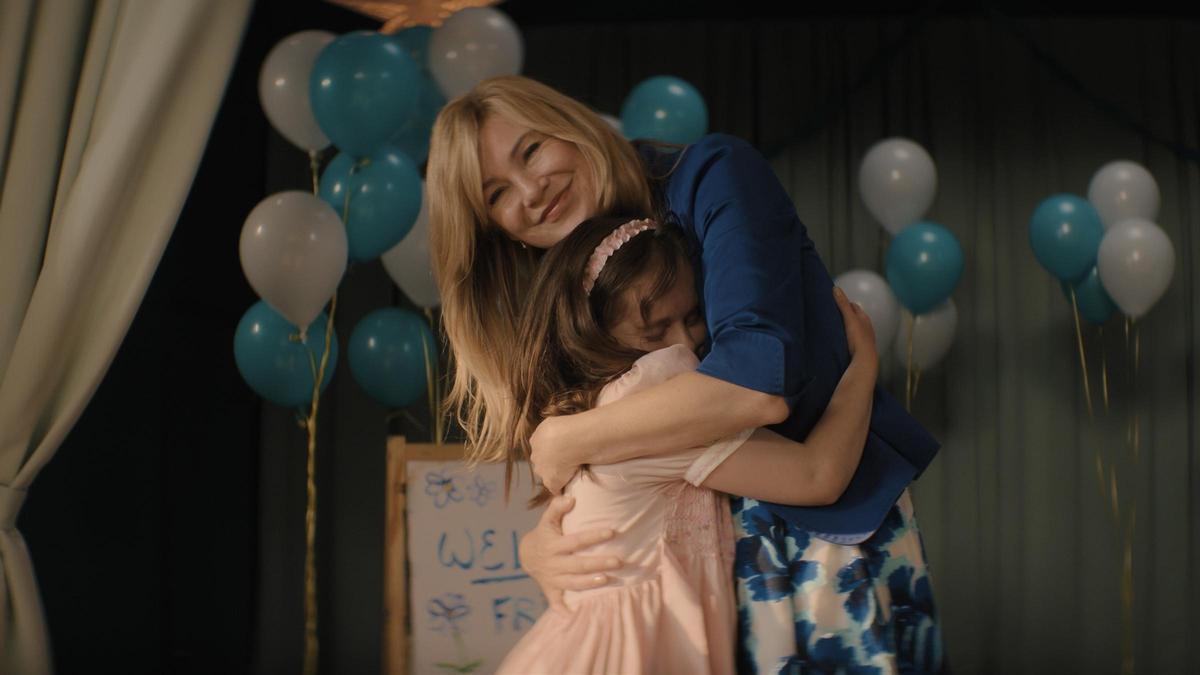 Imogen Faith Reid (Natalia Grace) y Ellen Pompeo (Kristine Barnett) en 'Una buena familia americana'