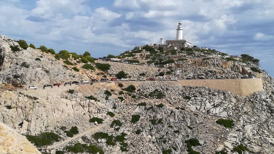 Der Leuchtturm von Formentor kann nur in der Nebensaison auch tagsüber von Privatautos angefahren werden