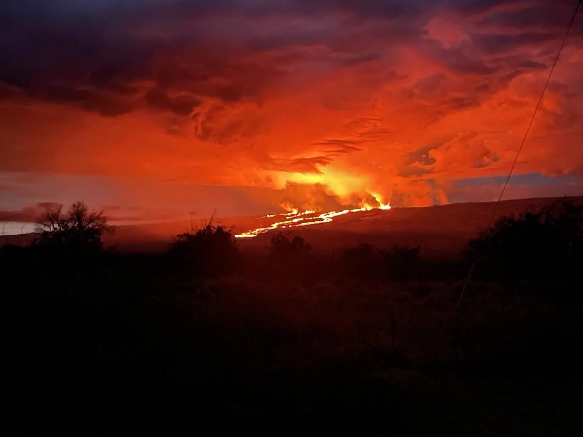 La lava fluye y crea un impresionante espectáculo