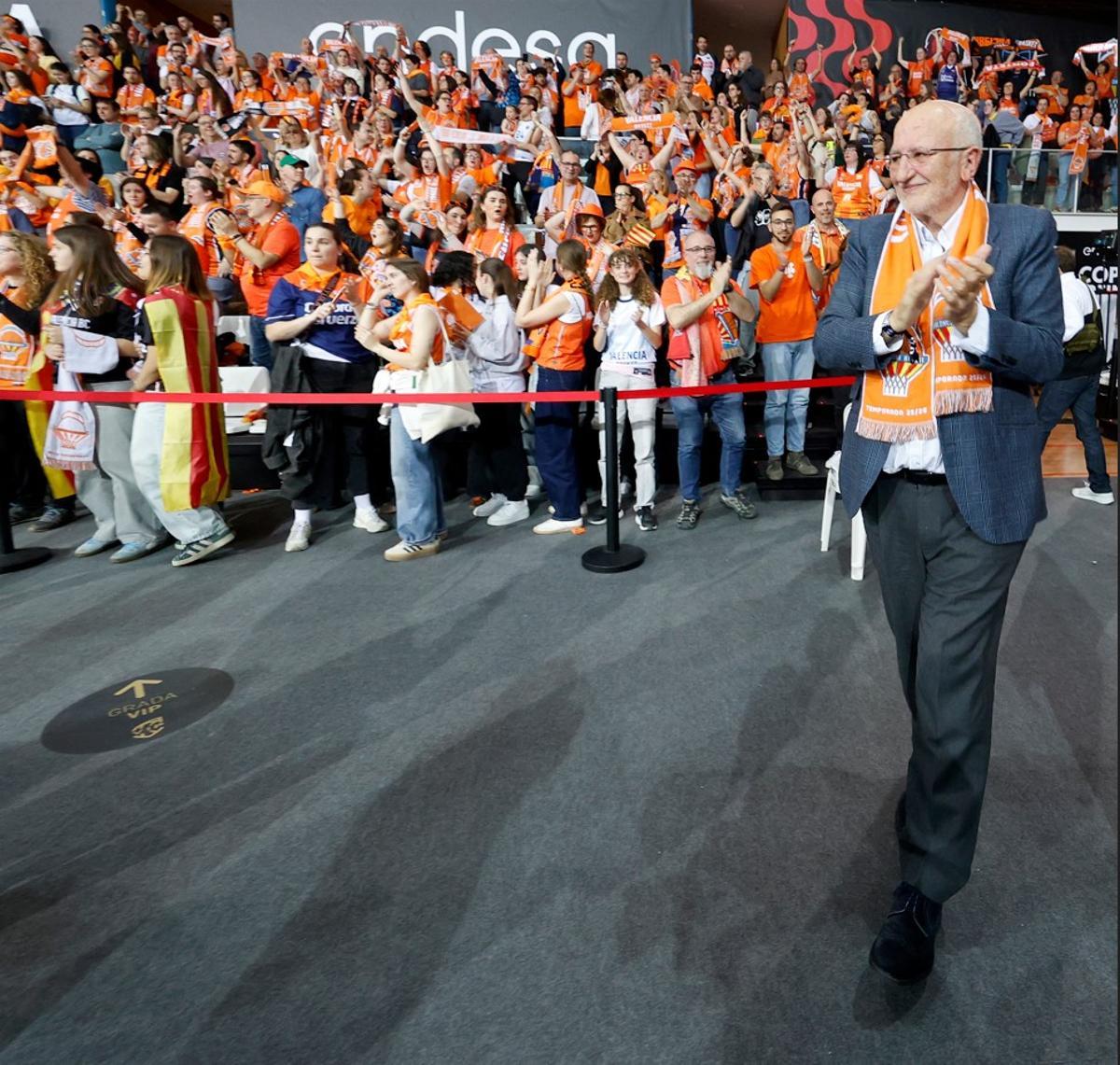 Juan Roig aplaude a la afición taronja desplazada a Tarragona