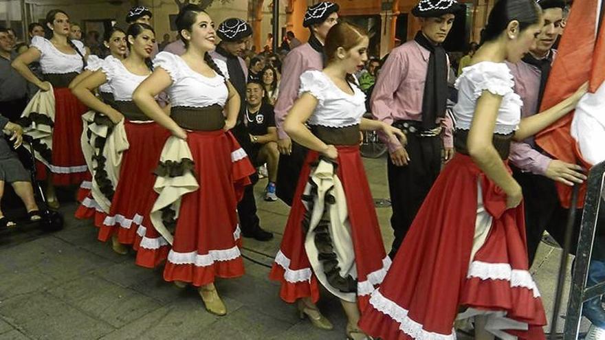 Buena acogida del festival de danzas