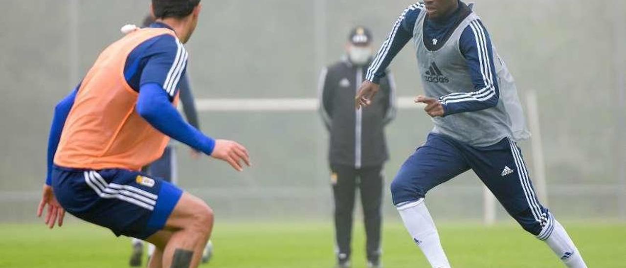 Ibra, con el balón, encara a Lucas en el entrenamiento de ayer en El Requexón.