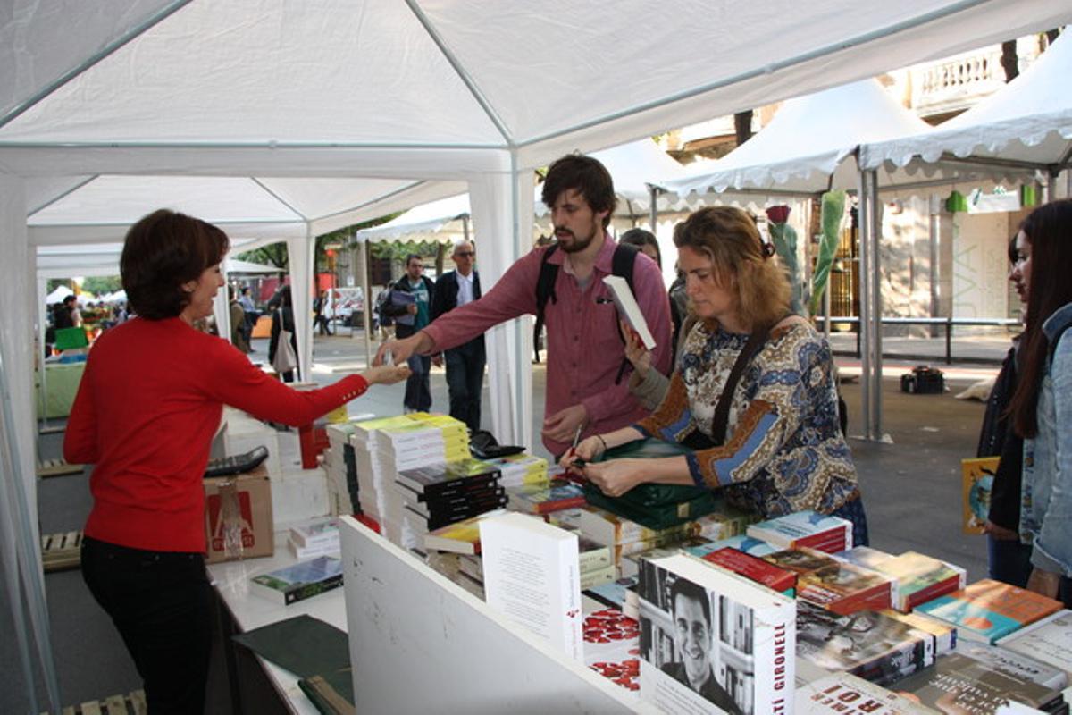 Una pareja compra los primeros libros, durante este Sant Jordi 2014.