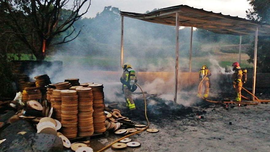 Els bombers treballant en l&#039;incendi de la indústria paperera de Besalú.