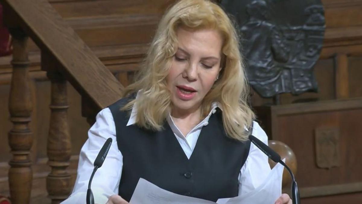 Cecilia Roth, durante la lectura del discurso de agradecimiento de Cristina Peri Rossi, ayer, en la Universidad de Alcalá de Henares (Madrid). |  // EUROPA PRESS