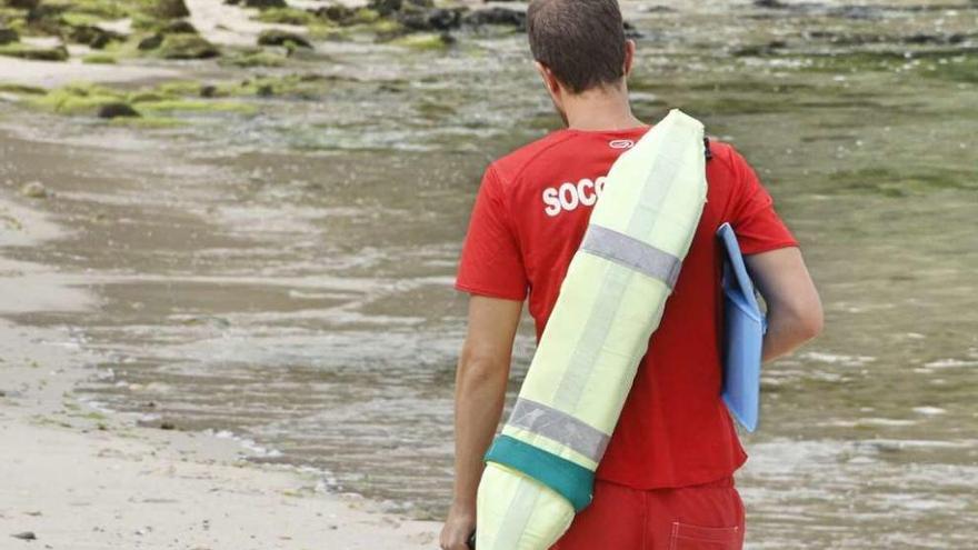 Un socorrista en una de las playas del municipio de Marín. // S.A.