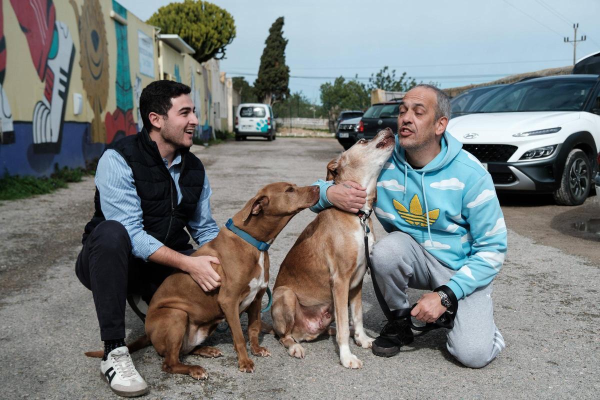 Mariano Meilán y el concejal de Bienestar Animal, Manuel Jiménez, junto a Rex y Estrella en Sa Coma
