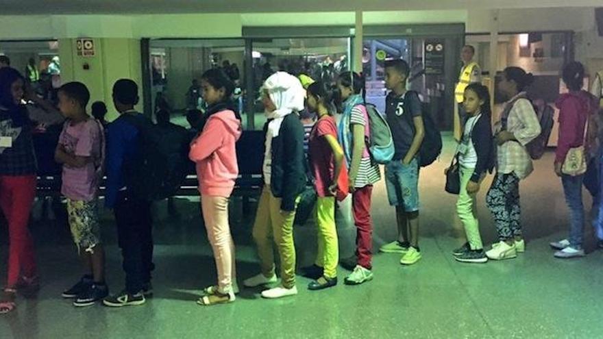 Los jóvenes saharauis en el aeropuerto malagueño.