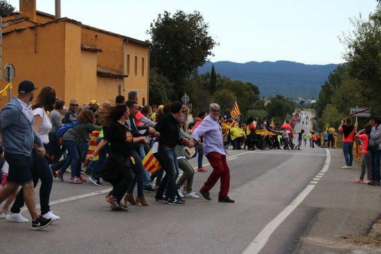 Unes 15.000 persones a la cadena humana per l''1-O