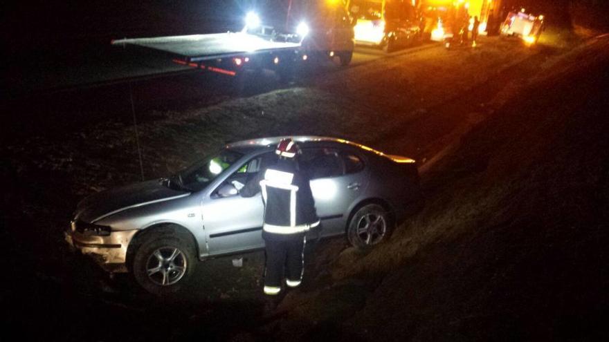 El vehículo siniestrado, en la cuneta de la autovía A-6