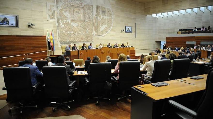 La Asamblea de Extremadura se une a la declaración de guerra al plástico