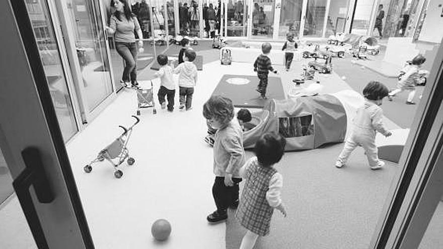 Los niños, ayer, en el patio interior de la escuela infantil de El Quirinal.