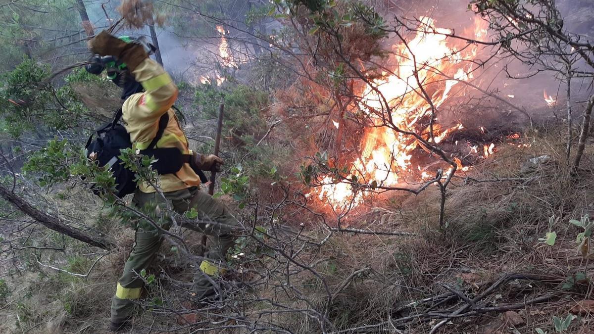 Bombero en incendio de Jubrique.