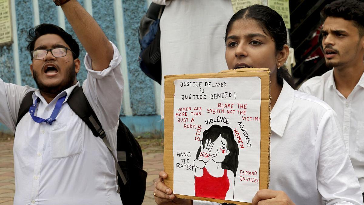Protesta en la India por la violación y muerte de una niña de 11 años en Baruipur, cerca de Calcuta.