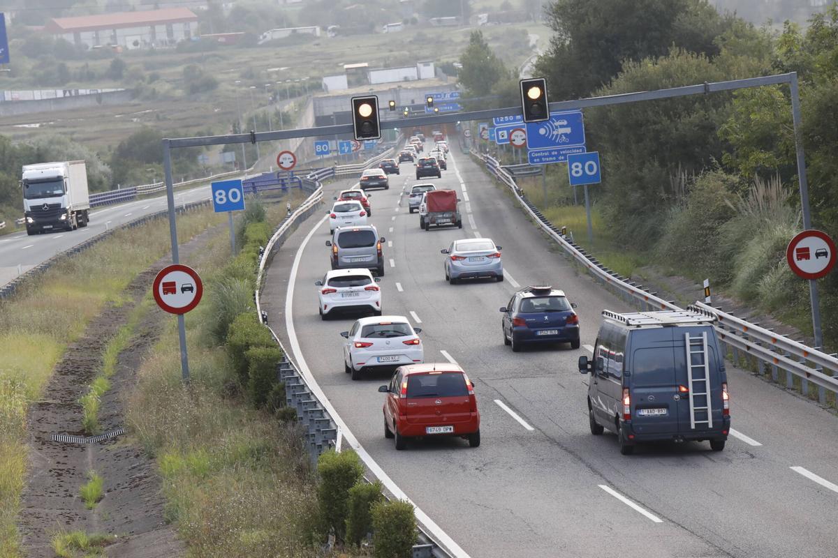 Trafico intenso en la Autovía del Cantábrico.