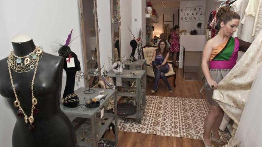 La diseñadora ovetense de ropa y complementos Cristina Pascual inaugura una tienda en la ciudad