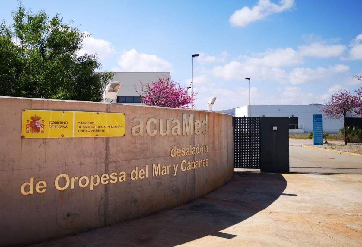 Fachada exterior de la desaladora de Orpesa-Cabanes, en la que Acuamed prepara una fuerte inversión. | EVA BELLIDO