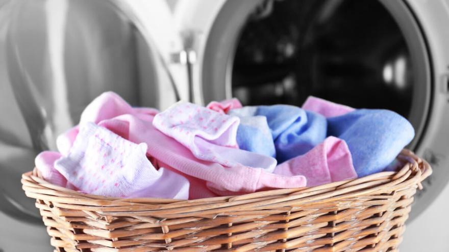 Consejos prácticos y productos esenciales para lavar correctamente la ropa del bebé