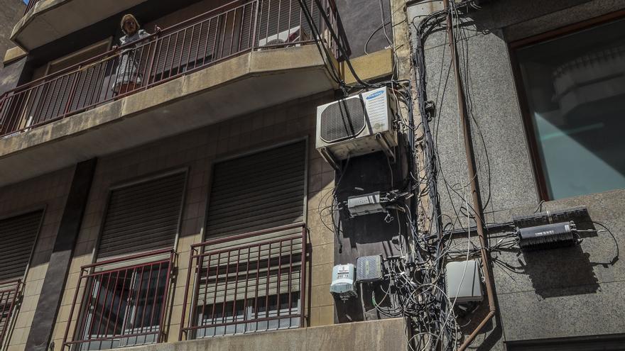 Una ordenanza en Elche acabará con la pésima imagen de cables en fachadas y colgados en el aire