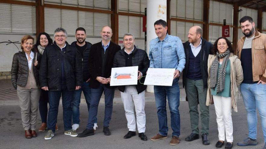 Jaume Mateu junto al alcalde de Inca y otras autoridades durante la presentaciÃ³n del proyecto.