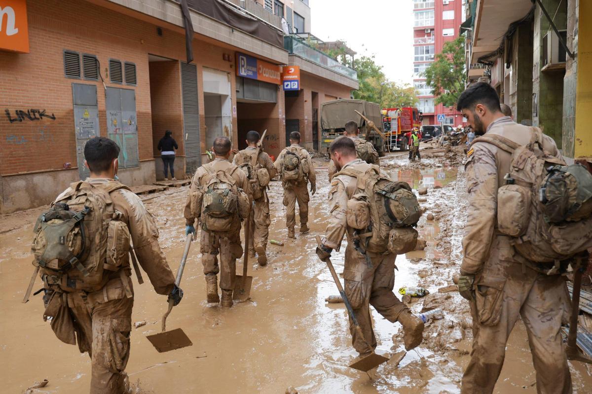 Militares del Ejército se unen en las tareas de limpieza esta mañana en Benetússer.