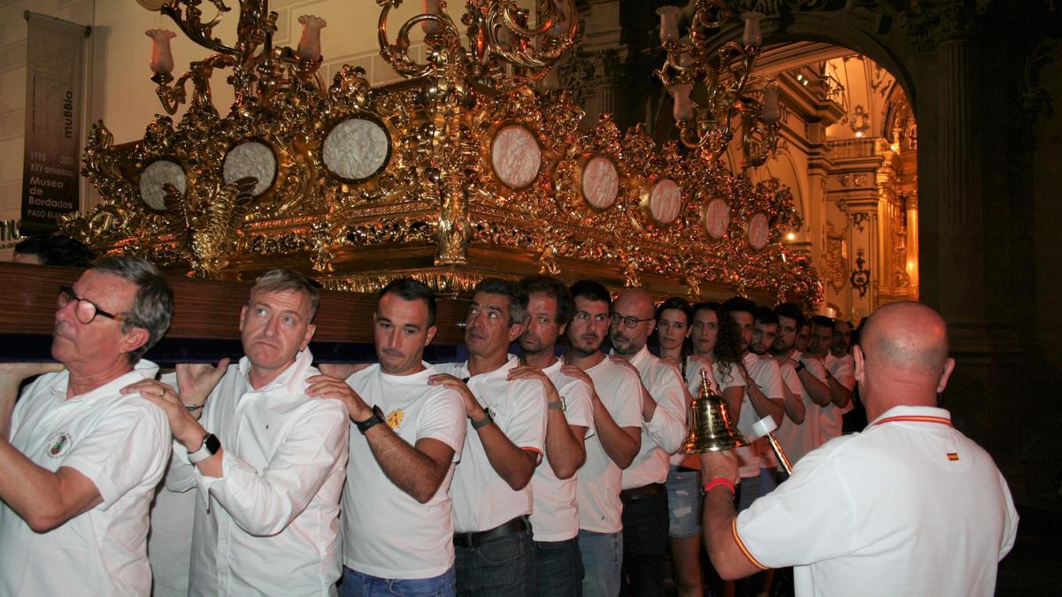 El capataz del trono de la Virgen de la Amargura, Francisco Javier García Zafra, dirigiendo la salida, anoche, de la capilla del Rosario.