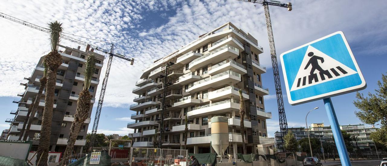 Una promoción de apartamentos en construcción en Playa de San Juan.  | ALEX DOMÍNGUEZ