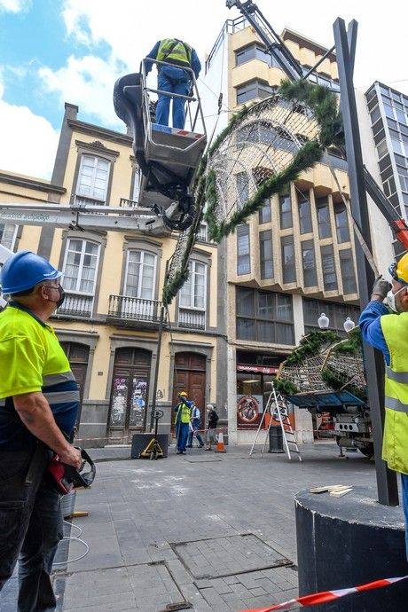 Colocado de alumbrado navideño en Triana