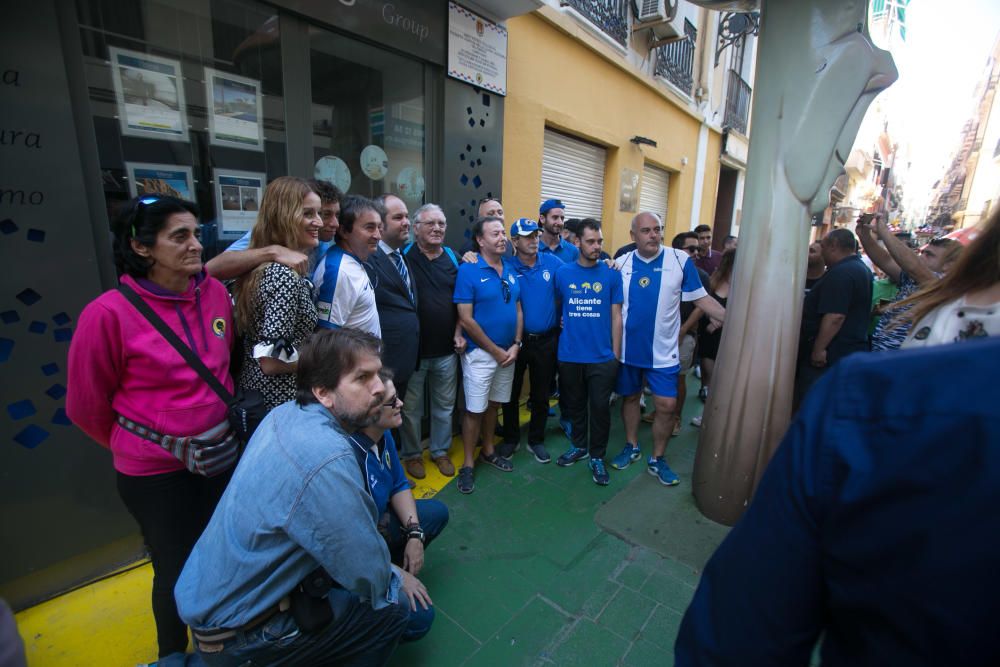 El alcalde de Alicante, Gabriel Echávarri, ha colocado esta mañana una placa en homenaje a Vicente Pastor de la Llosa Alfosea, el Chepa.