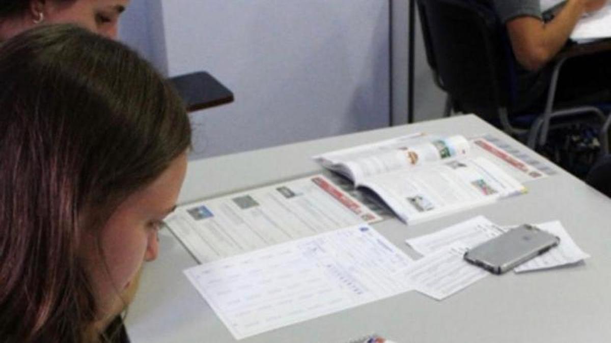 Clase teórica en autoescuela Anxo