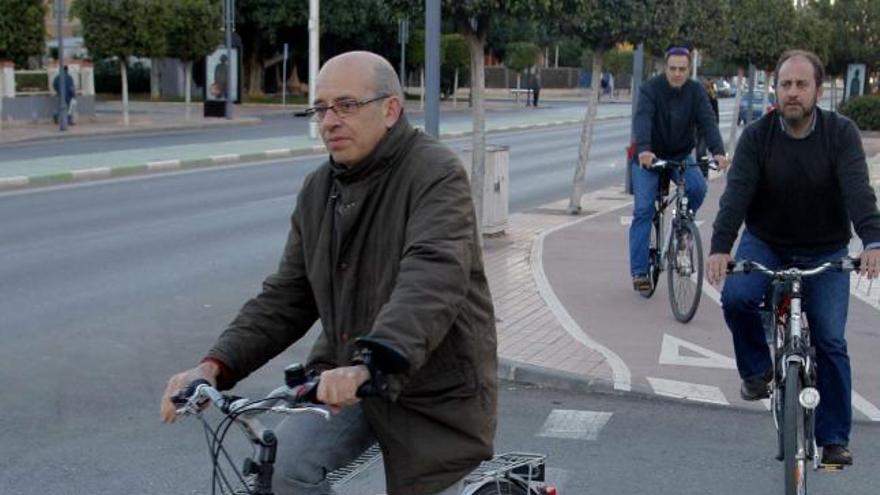 Sanz, García Cebrián y Vivancos, ayer en bicicleta comprobaron in situ las condiciones del carril bici que rodea el centro