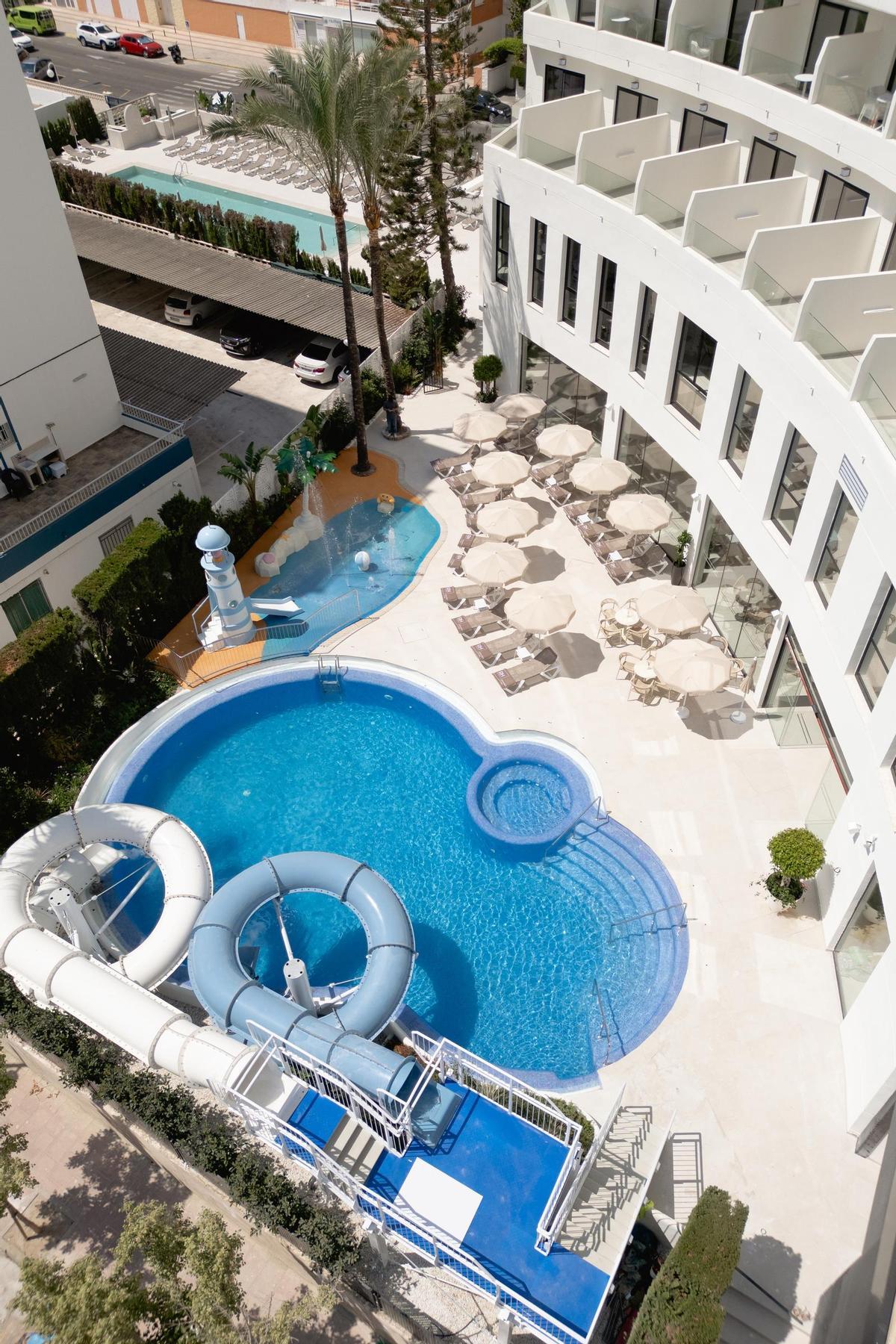 La piscina preexistente se ha reconvertido en un espectacular parque acuático, con dos toboganes cerrados, para despertar la adrenalina.