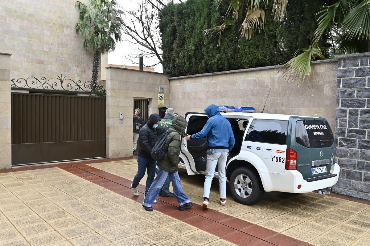 En imágenes | La Guardia Civil registra la sede de Forestalia en Zaragoza y el domicilio de Fernando Samper por el clúster del Maestrazgo