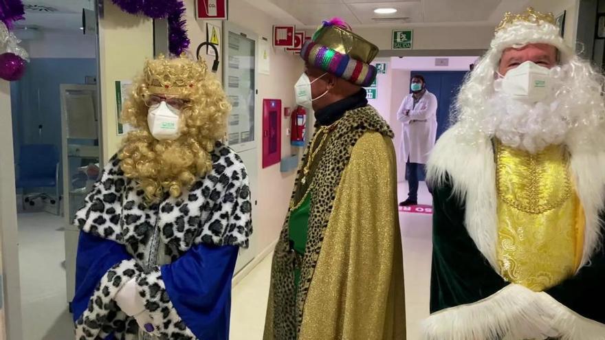 Los Reyes Magos visitan a los niños del Hospital Materno Infantil de Málaga