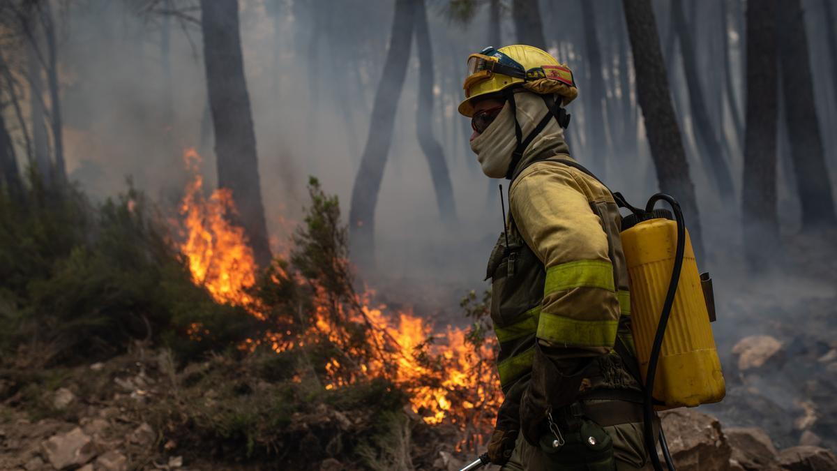 Un bombero en el incendio del pasado verano en la Sierra de la Culebra.