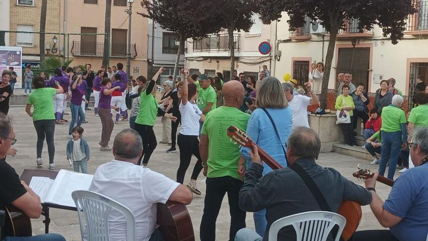 Uno de los momentos de la última «Trobada de Escoles en valencià» de Ròtova del año pasado.                | LEVANTE-EMV