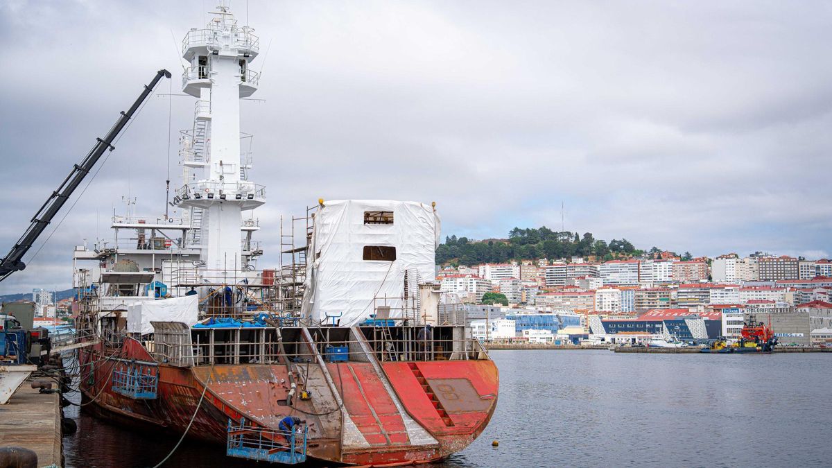 El buque «Artza», de la vasca Atunsa, en plena metamorfosis en Vigo.
