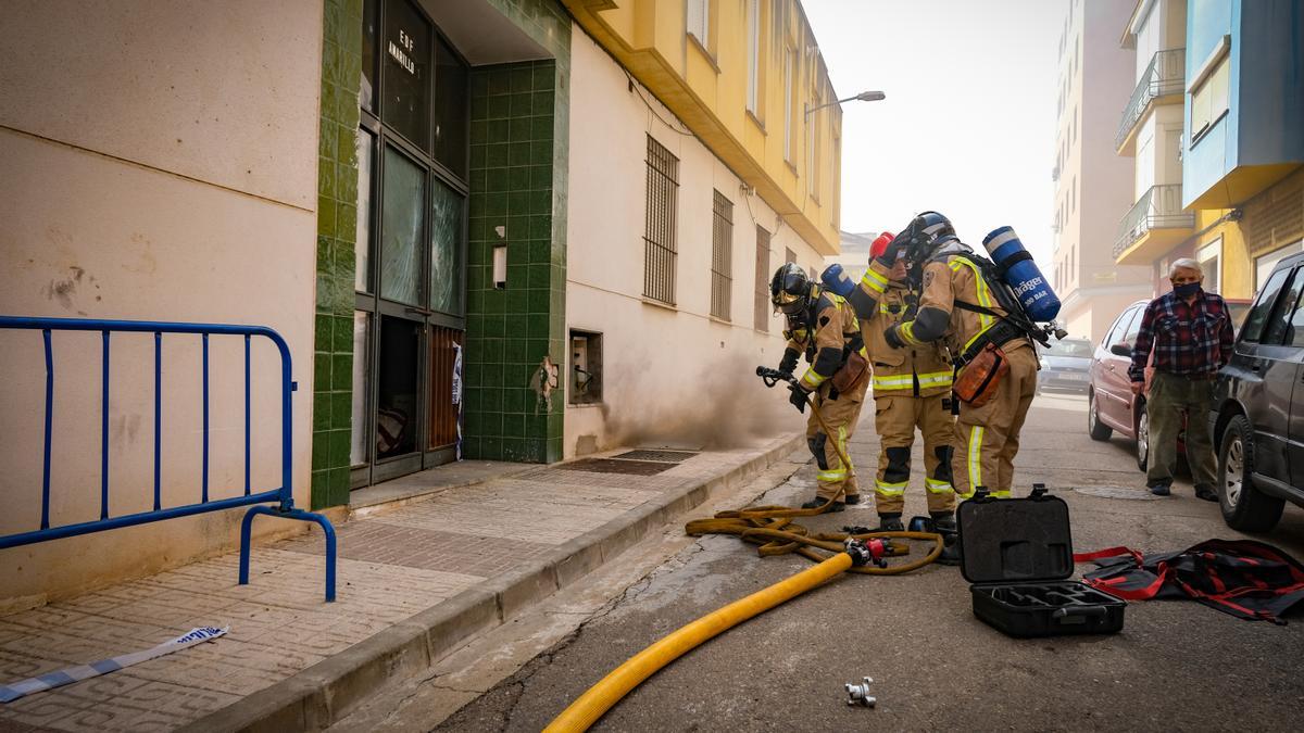 Los bomberos trabajan para extinguir el fuego provocado este jueves al mediodia.