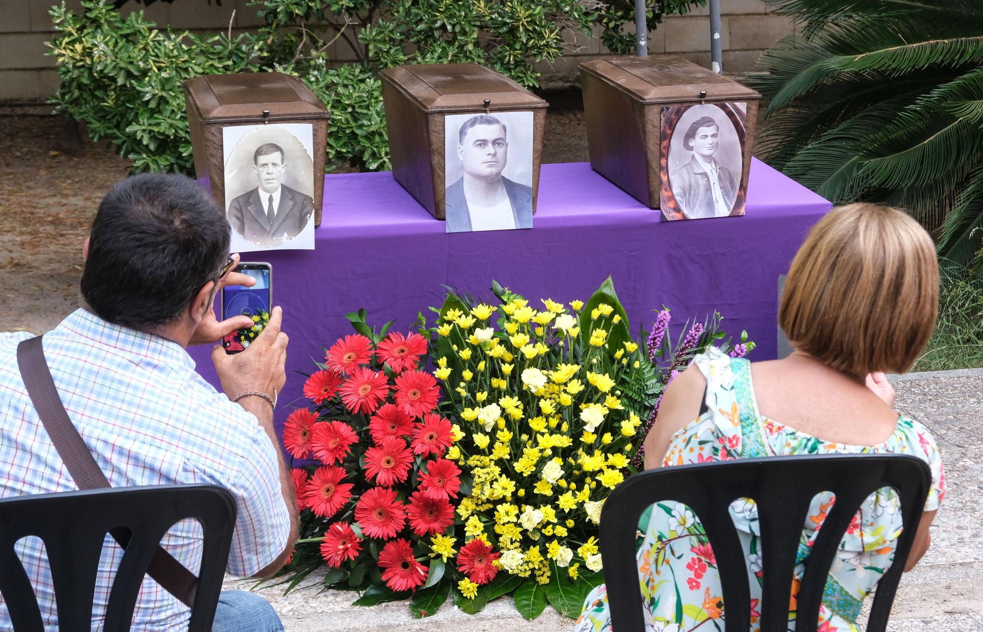 Así ha sido el emotivo acto de entrega de los restos exhumados de fusilados del franquismo a sus familiares en Aspe