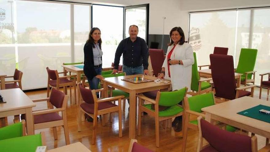 Pombo, Rioboo y Varela, ayer, en la sala de mayores del centro cívico.