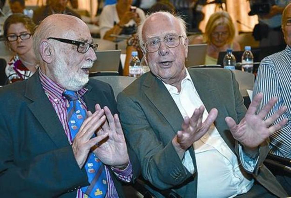 Englert (esquerra) i Higgs, al CERN, el juliol de l’any passat. Englert (esquerra) i Higgs, al CERN, el juliol de l’any passat.