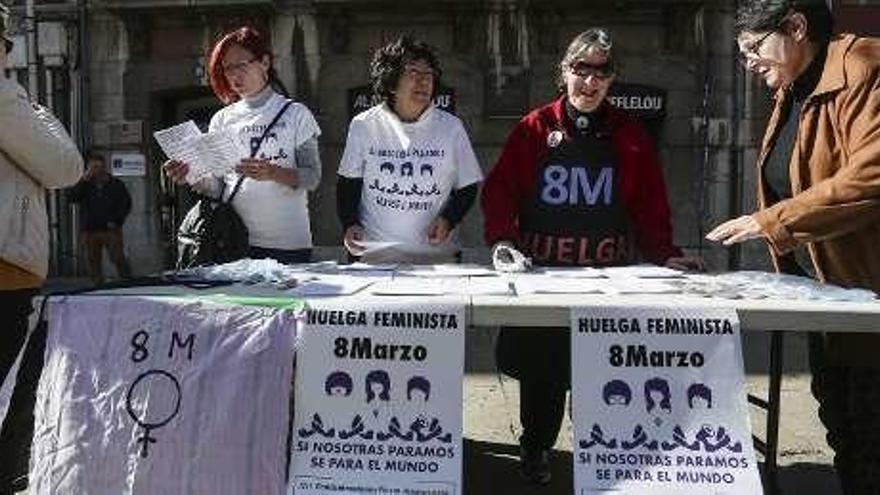 Mesa de información sobre el 8-M situada en La Cámara, ayer.