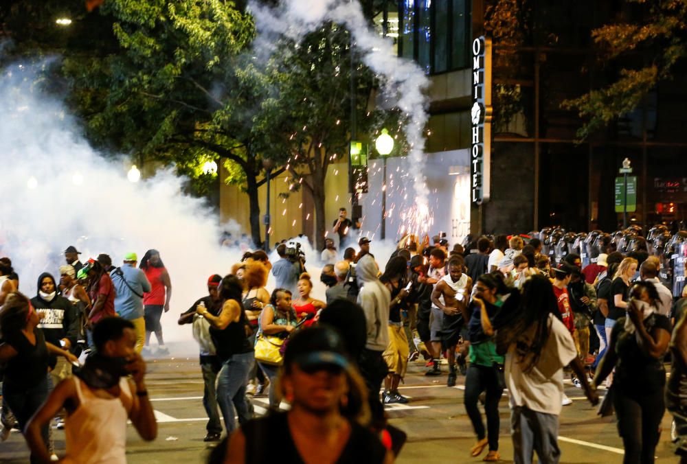 Graves disturbios en el segundo día de protestas en Charlotte