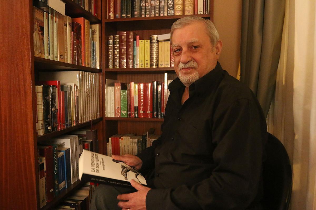 Enrique del Pino, en un rincón de su biblioteca con una de sus obras, en una foto de 2015.
