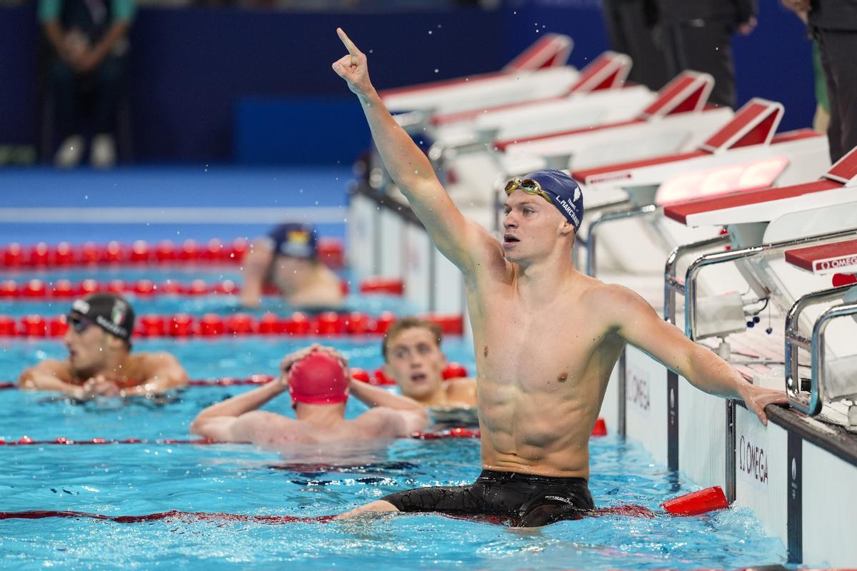 El francés Leon Marchand celebra el oro en los 400 metros estilos.