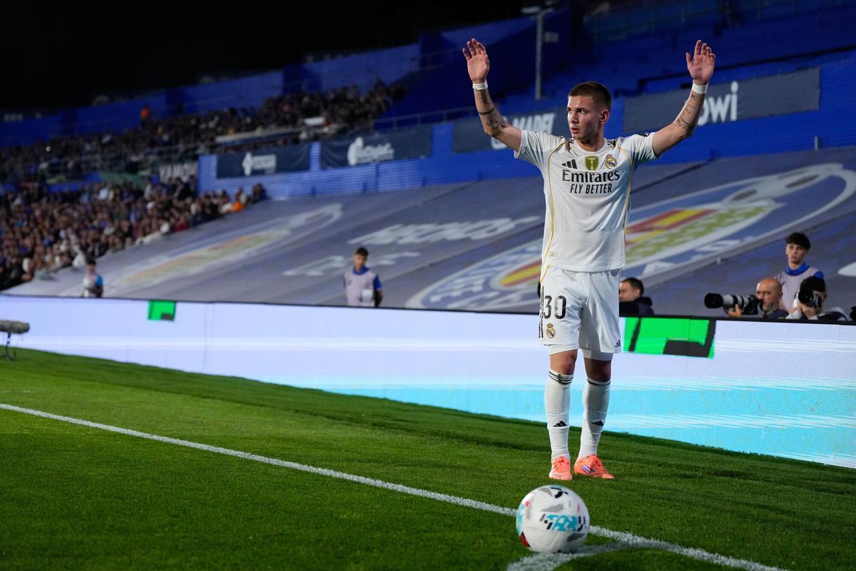 Real Madrid's Franco Mastantuono prepares to execute a corner kick during a La Liga soccer match between Getafe and Real Madrid in Getafe, Spain, Sunday, Oct. 19, 2025. (AP Photo/Manu Fernandez)