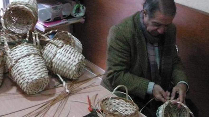 Francisco Corbí, elaborando una de las cestas de mimbre que distribuye por comercios de Elche que venden artesanía y productos típicos ilicitanos.