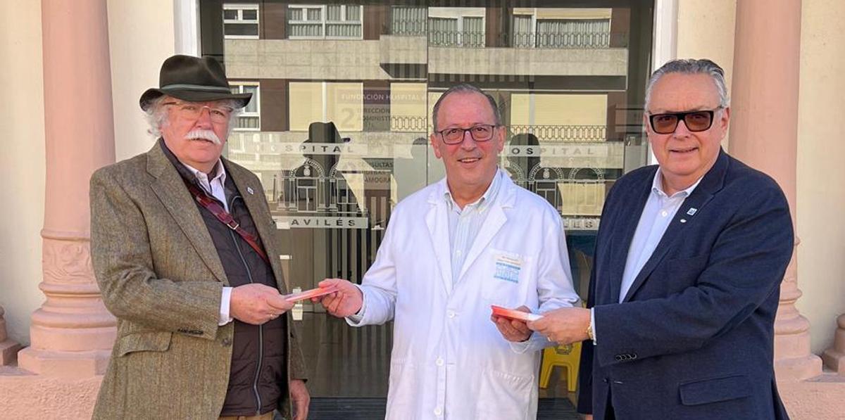 Juan Prieto (derecha) y Juan García entregan versos a Antonio Molejón, director del hospital de Avilés. | LNE