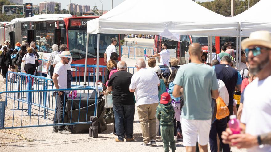 Cerca de 16.000 &quot;peregrinos&quot; visitan la Santa Faz de Alicante en autobús