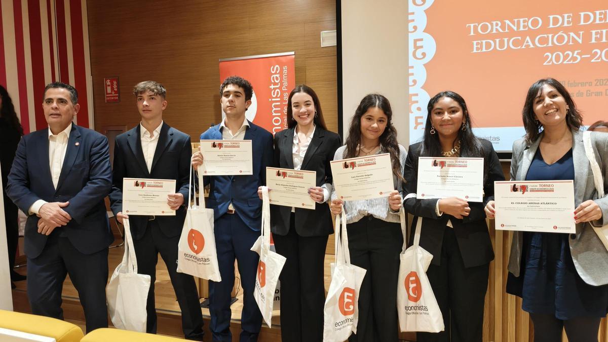 Imagen del equipo del Colegio Arenas Atlántico, de Arucas, campeón del VI Torneo de Debate Financiero